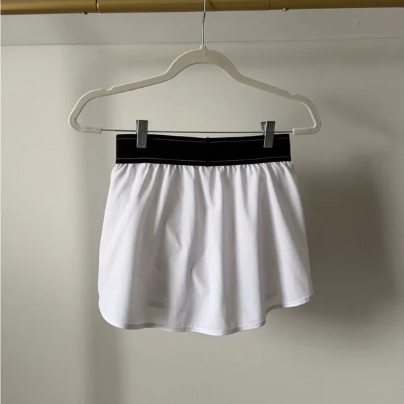 ALO Yoga White Athletic Skort with Black Waistband - Picture 2 of 2